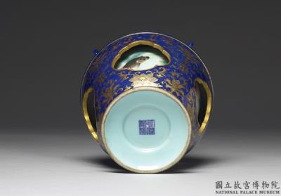 图片[3]-Revolving openwork vase in yang-ts’ai enamels on blue ground with fish, aquatic plant, and gold tracery decor-China Archive